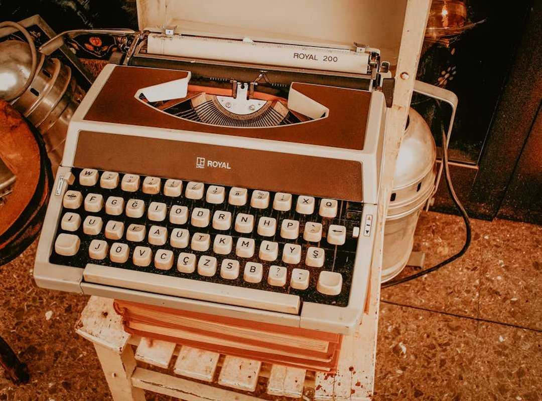 A Touch of Nostalgia: Vintage & Retro Feline Vibes